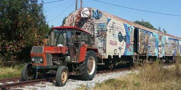 Tρακτέρ… μετακινεί παλιά βαγόνια του ΟΣΕ στο Σιδηροδρομικό Σταθμό Κοζάνης