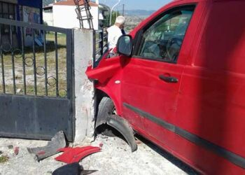 Φορτηγάκι ξέφυγε από το δρόμο και… καρφώθηκε σε αυλή μέσα στο Βατερό- Φωτογραφία!