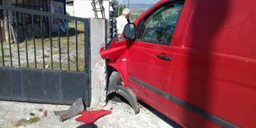 Φορτηγάκι ξέφυγε από το δρόμο και… καρφώθηκε σε αυλή μέσα στο Βατερό- Φωτογραφία!