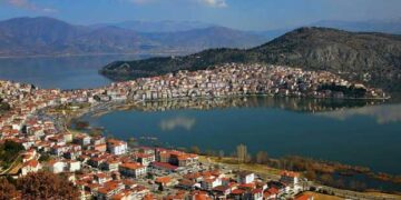 Καστοριά: Βόλτες στη λίμνη, σε γειτονιές με αρχοντικά και γουναράδικα (Φωτογραφίες)