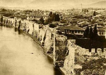 Η Παλιά Φωτογραφία με το Τείχος της Θεσσαλονίκης που Έχει Διχάσει την Πόλη και τους Ιστορικούς
