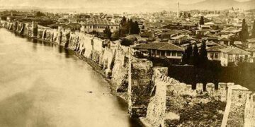 Η Παλιά Φωτογραφία με το Τείχος της Θεσσαλονίκης που Έχει Διχάσει την Πόλη και τους Ιστορικούς