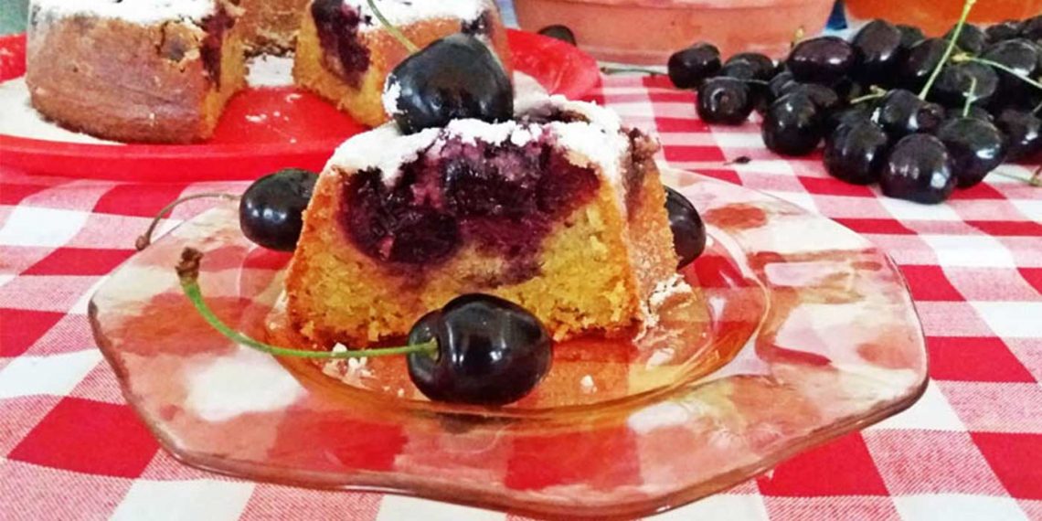 Μαγειρεύοντας με την Αρετή: Κέικ με κεράσια και τυρί κρέμα