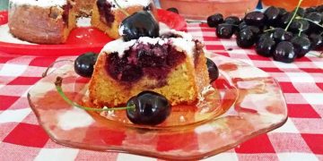 Μαγειρεύοντας με την Αρετή: Κέικ με κεράσια και τυρί κρέμα  