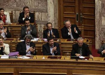 Στη Βουλή το πολυνομοσχέδιο: Κόβονται επιδόματα, «ελεύθεροι» οι e-πλειστηριασμοί