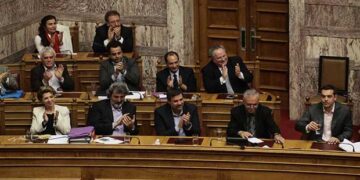 Στη Βουλή το πολυνομοσχέδιο: Κόβονται επιδόματα, «ελεύθεροι» οι e-πλειστηριασμοί