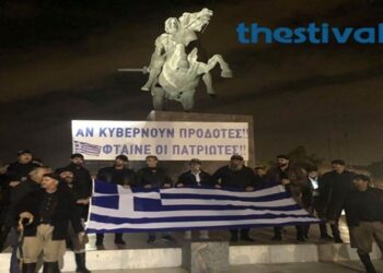 Θεσσαλονίκη: Έφιπποι Κρητικοί τραγουδούν “Πότε θα κάμει ξαστεριά” δίπλα στο Άγαλμα του Μ. Αλεξάνδρου