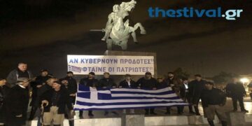 Θεσσαλονίκη: Έφιπποι Κρητικοί τραγουδούν “Πότε θα κάμει ξαστεριά” δίπλα στο Άγαλμα του Μ. Αλεξάνδρου