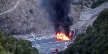 Μέτσοβο: Νταλίκα τυλίχθηκε στις φλόγες στην Εγνατία οδό (Φωτογραφίες & Βίντεο)