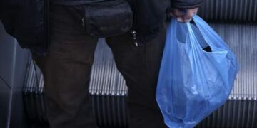 Πότε θα χρεώνονται και πότε όχι οι πλαστικές σακούλες – Οσα πρέπει να ξέρουν οι καταναλωτές
