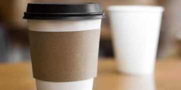 Μετά τις πλαστικές σακούλες έρχεται φόρος και στα ποτηράκια του καφέ!