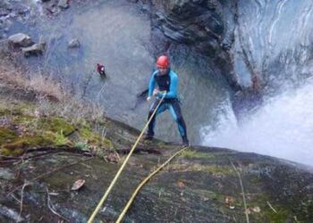 Υποδέχθηκαν το 2018 κατεβαίνοντας τον καταρράκτη στο Βελβεντό – Από ύψος 30 μέτρων (Φωτογραφίες)