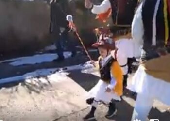 Μπόμπιρας χορευτής κλέβει την παράσταση στα «Κοτσαμάνια» Ασβεστόπετρας (βίντεο)