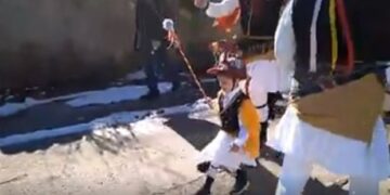 Μπόμπιρας χορευτής κλέβει την παράσταση στα «Κοτσαμάνια» Ασβεστόπετρας (βίντεο)