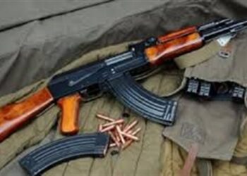 Συνέλαβαν στη Ν. Χαραυγή νεαρό που είχε κρυμμένο Καλάσνικοφ στον οικισμό των Ελληνοπόντιων!