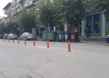 Πλαστικά κολωνάκια στην κεντρική οδό της Πτολεμαΐδας: Μια εισήγηση που ξεχάστηκε στο συρτάρι – Ο Επίκαιρος καταγράφει