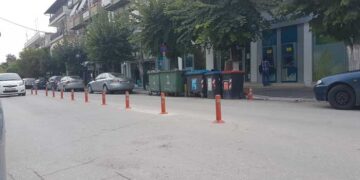 Πλαστικά κολωνάκια στην κεντρική οδό της Πτολεμαΐδας: Μια εισήγηση που ξεχάστηκε στο συρτάρι – Ο Επίκαιρος καταγράφει