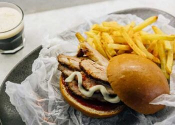 Μπέργκερ με καπνιστή πικάντικη πανσέτα, μαρμελάδα πιπεριά Φλωρίνης και λεμονάτη μαγιονέζα