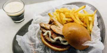 Μπέργκερ με καπνιστή πικάντικη πανσέτα, μαρμελάδα πιπεριά Φλωρίνης και λεμονάτη μαγιονέζα