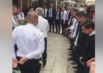 Οι Ιρακινοί εκπαιδευόμενοι πιλότοι της Egnatia Aviation στην Κοζάνη, αποχαιρετούν με μια έκπληξη τον εκπαιδευτή τους (vid)