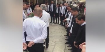 Οι Ιρακινοί εκπαιδευόμενοι πιλότοι της Egnatia Aviation στην Κοζάνη, αποχαιρετούν με μια έκπληξη τον εκπαιδευτή τους (vid)