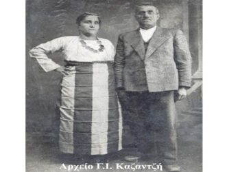 Το ζεύγος, Ελπίδα και Ιωάννης Καζαντζής σε αναμνηστική φωτογραφία, από το μοναδικό, θα λέγαμε, καλλιτέχνη επαγγελματία φωτογράφο της εποχής, ΚΩΣΤΑ ΡΟΔΑΚΗ, το 1938 – Από τη στήλη του κ. Γ. Καζαντζή στον Παλμό 17/10/2018