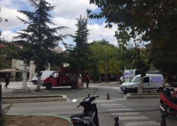 Σε χώρο φορτοεκφορτώσεων μετατράπηκε και πάλι η κεντρική πλατεία Πτολεμαΐδας! (Φωτογραφία αναγνώστη)