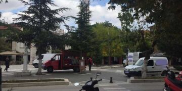 Σε χώρο φορτοεκφορτώσεων μετατράπηκε και πάλι η κεντρική πλατεία Πτολεμαΐδας! (Φωτογραφία αναγνώστη)