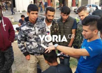 Καταυλισμός η Πλατεία Αριστοτέλους – Μετανάστες κουρεύονται στον πεζόδρομο (vid)