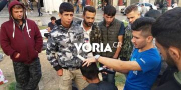 Καταυλισμός η Πλατεία Αριστοτέλους – Μετανάστες κουρεύονται στον πεζόδρομο (vid)