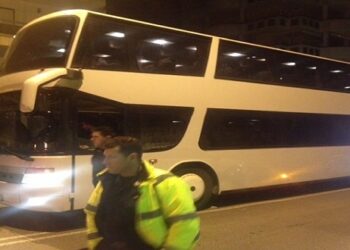 Γρεβενά: Εγκλωβισμένα/ Κατειλημμένα….δύο λεωφορεία με πρόσφυγες σε ξενοδοχείο του ορεινού όγκου