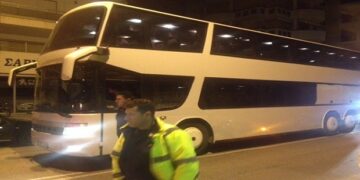 Γρεβενά: Εγκλωβισμένα/ Κατειλημμένα….δύο λεωφορεία με πρόσφυγες σε ξενοδοχείο του ορεινού όγκου