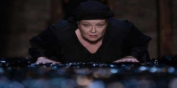 Το ΔηΠε Θέατρο Κοζάνης παρουσιάζει την Κυρά της Ρω, με τη Φωτεινή Μπαξεβάνη στον ομώνυμο ρόλο