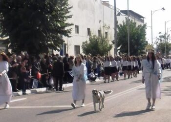 Η παρέλαση του …σκύλου στην Πτολεμαΐδα που έγινε viral!