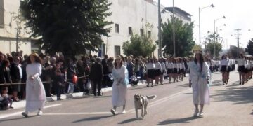 Η παρέλαση του …σκύλου στην Πτολεμαΐδα που έγινε viral!
