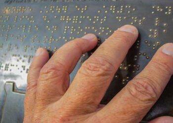 Υποχρεωτικός τιμοκατάλογος σε κώδικα Μπράιγ για όλα τα καταστήματα μαζικής εστίασης – Έλεγχοι και πρόστιμα!