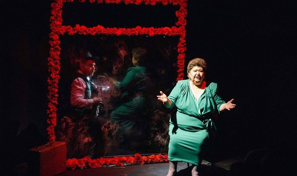 Συνεχίζονται οι παραστάσεις της “κυρίας Γαλάτειας” με την Καίτη Μαζόχα, από το ΔΗΠΕΘΕ Κοζάνης