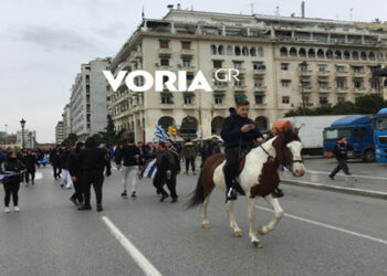 Μαθητής βγήκε με… άλογο σε διαμαρτυρία για το Σκοπιανό – Δείτε Βίντεο