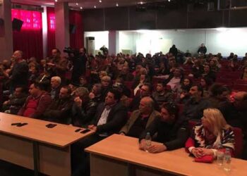 Ο…κακός χαμός από την έναρξη στο έκτακτο Δ.Σ. της Νεάπολης-Εν εξάλλω μια κάτοικος της Νεάπολης επιτέθηκε με ύβρεις και τραμπουκισμό στον Μ. Καραμπατζιά του ΚΚΕ αποκαλώντας τον «μ@#@#α»- Διακόπηκε η συνεδρίαση-Βίντεο