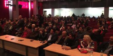 Ο…κακός χαμός από την έναρξη στο έκτακτο Δ.Σ. της Νεάπολης-Εν εξάλλω μια κάτοικος της Νεάπολης επιτέθηκε με ύβρεις και τραμπουκισμό στον Μ. Καραμπατζιά του ΚΚΕ αποκαλώντας τον «μ@#@#α»- Διακόπηκε η συνεδρίαση-Βίντεο