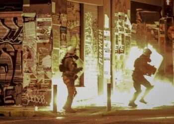 Πεδίο μάχης και τα Εξάρχεια -Βροχή από μολότοφ και κρότου-λάμψης