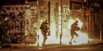 Πεδίο μάχης και τα Εξάρχεια -Βροχή από μολότοφ και κρότου-λάμψης