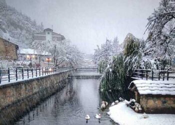 Φλώρινα βγαλμένη από …παραμύθι! Παγωμένος ποταμός με πάπιες και ποδήλατα παντού [εικόνες]