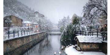 Φλώρινα βγαλμένη από …παραμύθι! Παγωμένος ποταμός με πάπιες και ποδήλατα παντού [εικόνες]