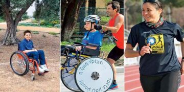 Ο 52χρονος Αχιλλέας Τσαλκιτζίδης από την Πτολεμαΐδα που συμμετείχε στον Μαραθώνιο σπρώχνοντας το αμαξίδιο του 13χρονου Βαγγέλη!