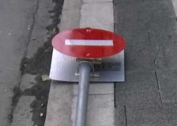 Πινακίδα θύμα τροχαίου  – Από τα Παραπολιτικά του Παλμού 31/10/2018