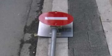 Πινακίδα θύμα τροχαίου  – Από τα Παραπολιτικά του Παλμού 31/10/2018