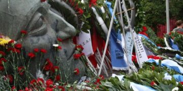 Στους σκοτωμένους σπουδαστές του Νοεμβρίου (ποίημα της Λένας Παππά)