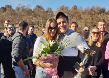 Γρεβενά: Aθλητής του Ο.ΔΙ.ΚΟΖΑΝΗΣ έκανε πρόταση γάμου στην κοπέλα του στον αγώνα scramble