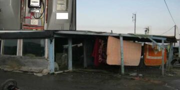 Πτολεμαΐδα: Δικάζονται 26 Ρομά για ρευματοκλοπή στον προσωρινό καταυλισμό